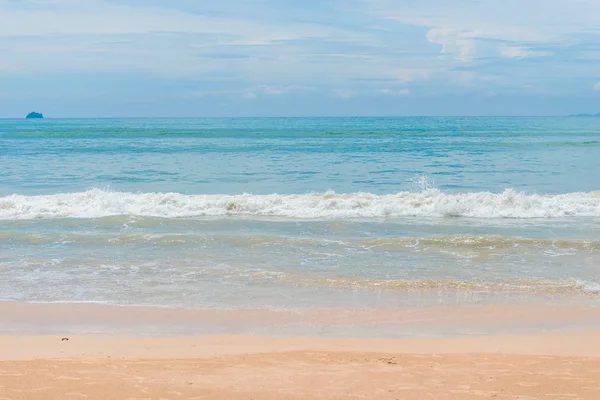 Piaszczysta plaża i fale na plaży Andaman morze, Tajlandia — Zdjęcie stockowe