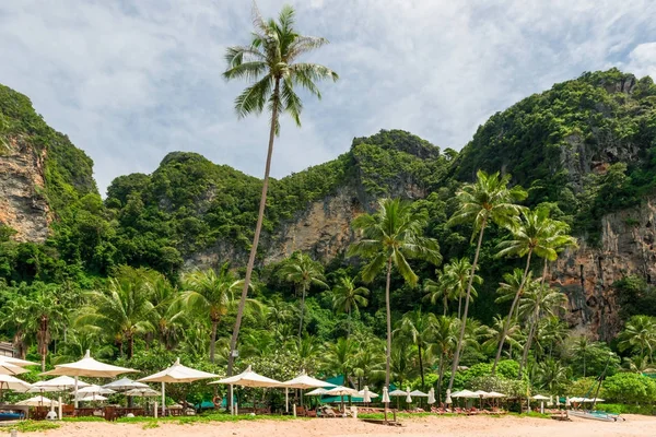 View of the mountains and palm trees on the sandy beach in Thail — Stock Photo, Image