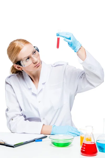 Koncentrované laboratorní asistent, nosí brýle a rukavice m — Stock fotografie