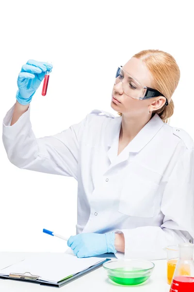 Prachtige vrouwelijke lab assistent met reageerbuisjes poseren op witte b — Stockfoto