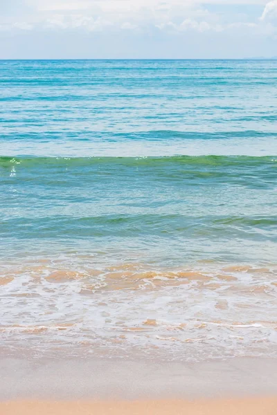 Imagem da água do mar em tempo sem vento no resort — Fotografia de Stock