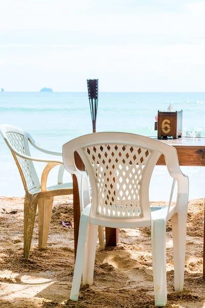 Столик в ресторане на пляже в тени дерева — стоковое фото