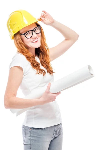 Hermosa mujer con proyectos en un sombrero duro amarillo contra un whi —  Fotos de Stock