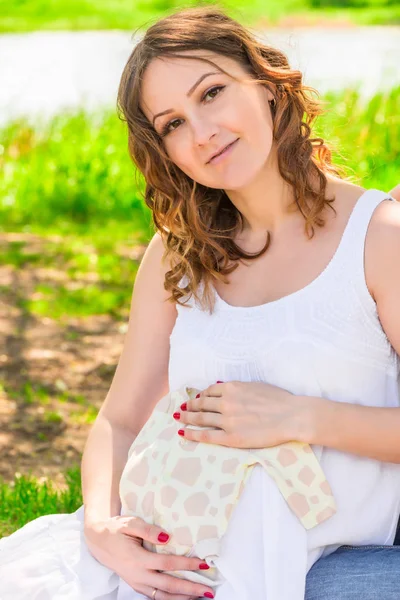 Красивая беременная женщина на открытом воздухе в парке — стоковое фото