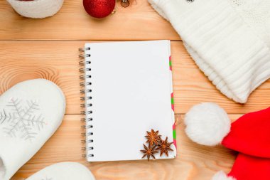 notlarda, anason ve kap Noel Baba'nın üstten görünüm yakın çekim yaprak not defteri