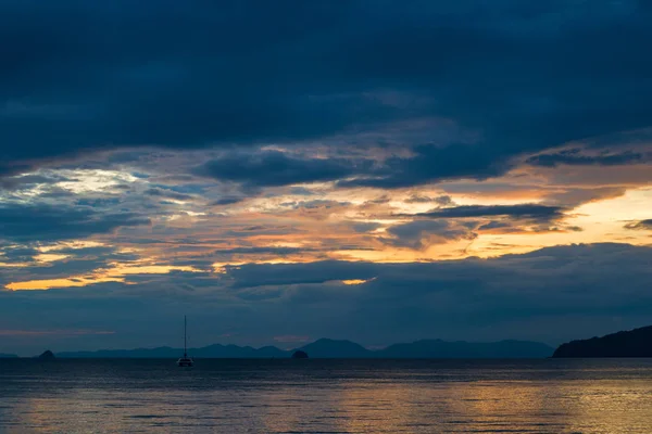 Vista del cielo con nubes durante la puesta del sol sobre el mar en th — Foto de Stock