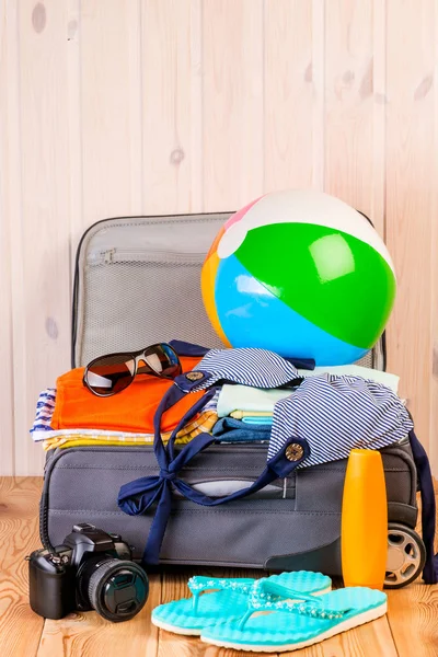 Todo lo necesario para unas buenas vacaciones en el mar, objetos en un sui — Foto de Stock