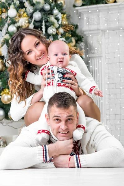 Mladá rodina se synem u vánoční jedle představují — Stock fotografie