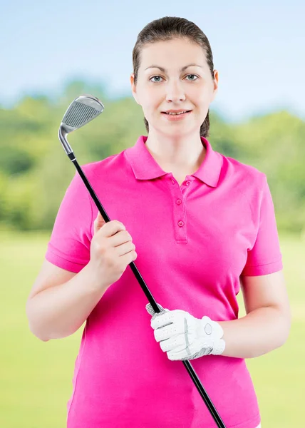 Retrato vertical en el estudio de una mujer golfista en un fondo o —  Fotos de Stock