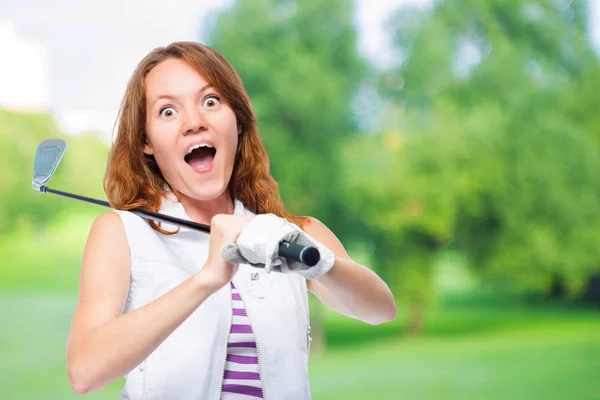 Golfista sorprendido mirando detrás de la trayectoria de una pelota volando o — Foto de Stock