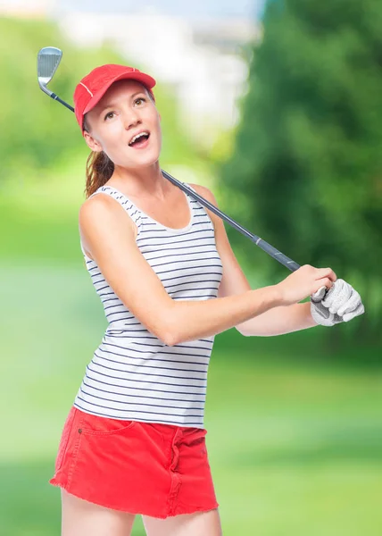 Παίχτης του γκολφ στο καπάκι με golf club, σε ένα φόντο από γήπεδα γκολφ — Φωτογραφία Αρχείου