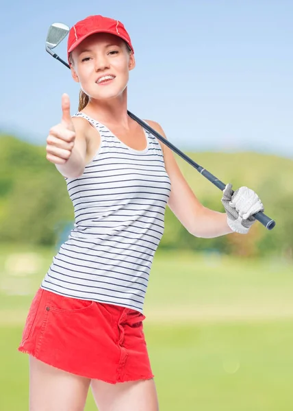 Гольфист счастлив в успехе, счастливый портрет на фоне гольфа — стоковое фото