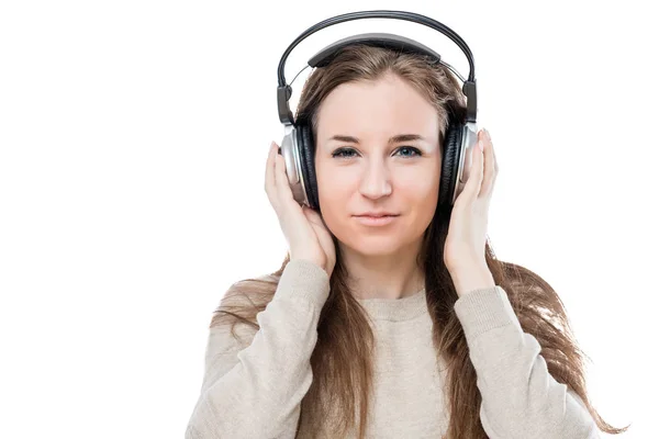 Retrato de uma menina com fones de ouvido ouvindo boa música em um — Fotografia de Stock