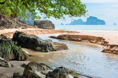 Nehirde, deniz bir vi nehir akar büyük taşlar yalan
