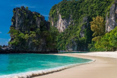 urquoise su ve sandy beach, güzel bir yerde yüksek kayalıklarla