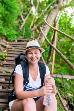 bir turist dikey portresi sta su bir şişe