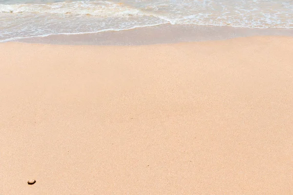 Sfondo sabbia bagnata sulla spiaggia e onda del mare primo piano — Foto Stock