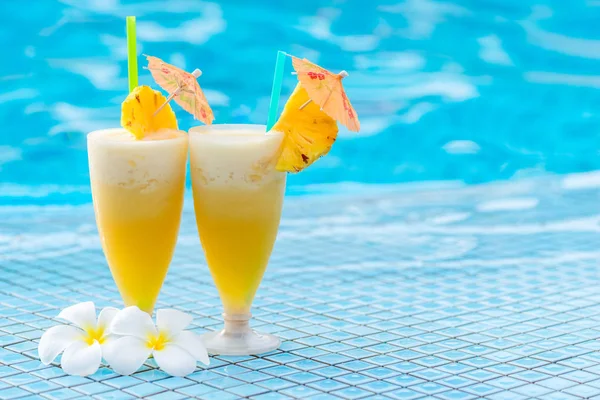 Вкусный ананасовый коктейль, красиво украшенный зонтиком — стоковое фото