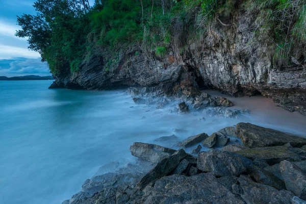 Grandes piedras hermosas en la playa por la noche —  Fotos de Stock