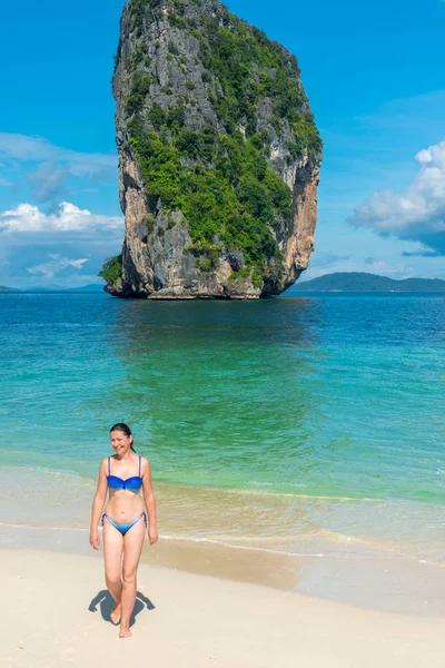 Meisje in bikini op het strand van het eiland van Poda, Thailand — Stockfoto