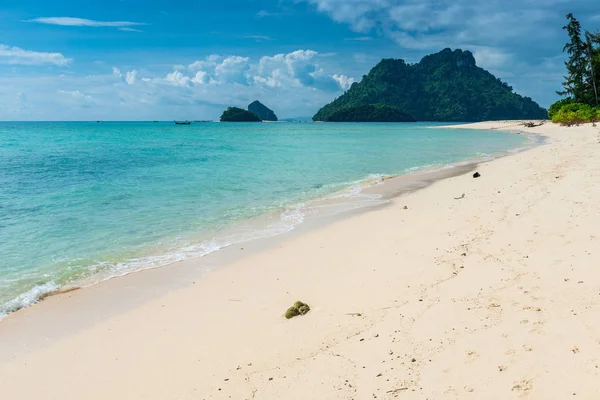Hermosa vista de la isla de Poda playa en Tailandia y ro verde — Foto de Stock