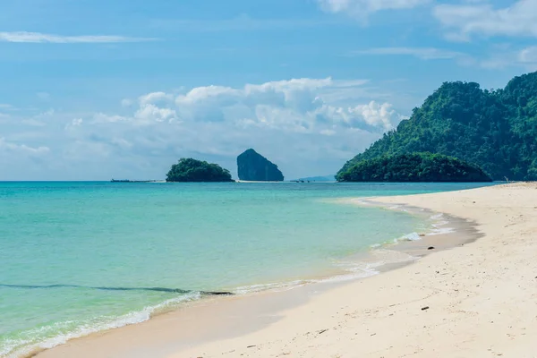 Montagnes verdoyantes, une plage de sable blanc et paradis marin azur — Photo