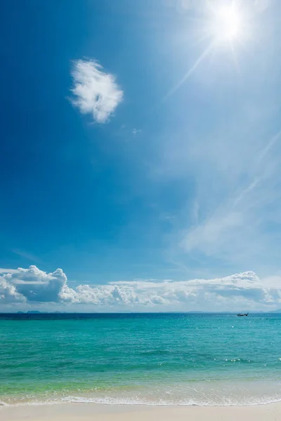 Wunderschöne idealistische Meereslandschaft an einem sonnigen Tag an der Küste von — Stockfoto