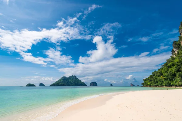 Poda isla, arena blanca y mar turquesa, vista de los vecinos — Foto de Stock