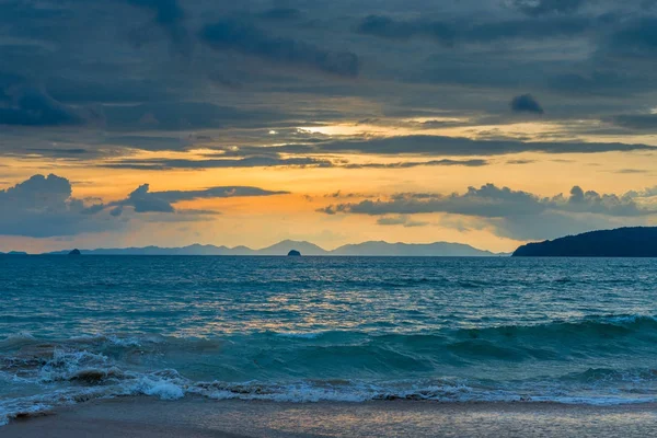 Piękne morze podczas zachodu słońca, Błękitne chmury nad morze i pomarańczowy — Zdjęcie stockowe