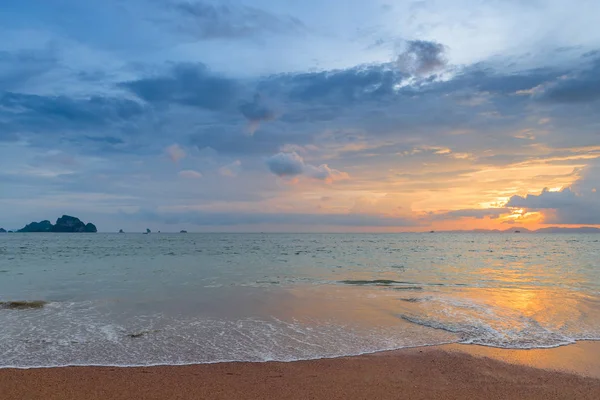 Sunset sky over the sea surface in Thailand — Stock Photo, Image