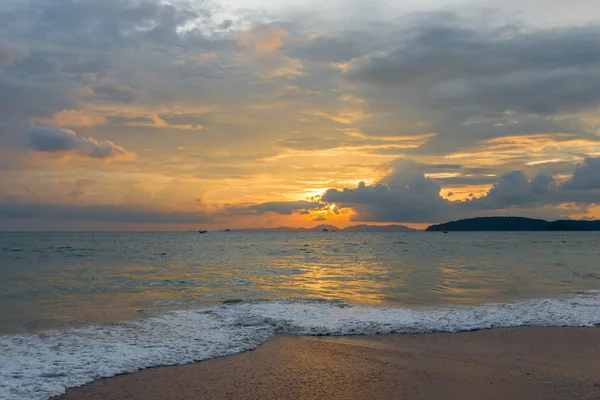 Sunset at the resort of Krabi in Thailand, a beautiful landscape — Stock Photo, Image