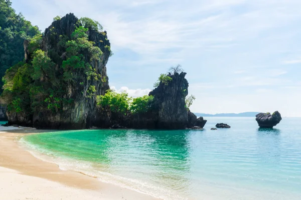 Island of Hong in Thailand - a beautiful view of the rock and th — Stock Photo, Image