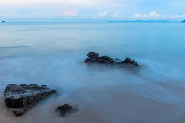 Beautiful morning scenery on long exposure sea waves — Stock Photo, Image