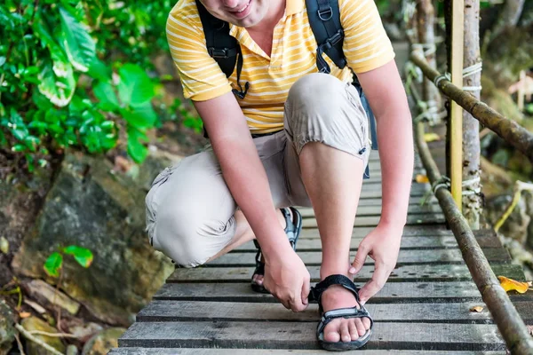 Turist med en ryggsäck med dragkedja upp sandaler på spåret — Stockfoto