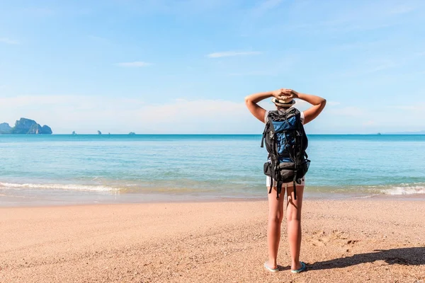 Woman tourist enjoys relaxing on the beach after a long hike — Stock Photo, Image