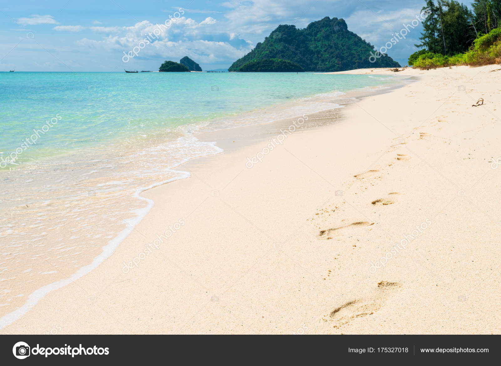 footprints sand sea poda