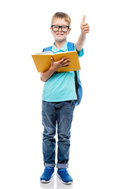 beyaz b el ve bir sırt çantası bir kitapla mutlu okul çocuğu