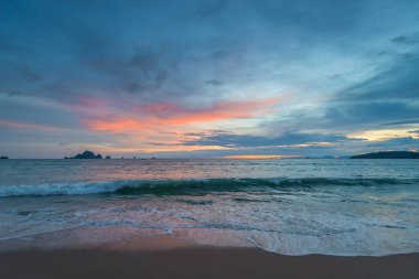 Dalgalar güzel deniz ve dağlar saat akşam ufukta