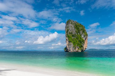 turkuaz denizin bir kartpostal görünümü ada yüksek uçurum