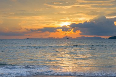 deniz manzara mavi ve turuncu tonlarında Tayland gün batımında