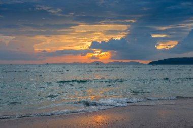 Tayland deniz yüzeyi üzerinde güzel karanlık gün batımı gökyüzü