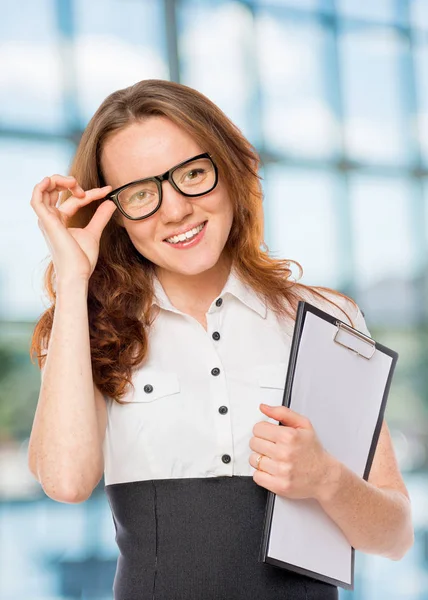 Udany kobieta poprawia okulary w biurze — Zdjęcie stockowe