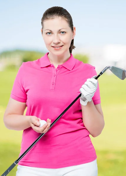 Retrato vertical de um golfista com equipamento sobre um fundo de — Fotografia de Stock