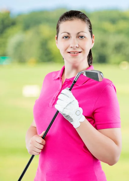 Feliz golfista de sucesso posando em um fundo de campos de golfe — Fotografia de Stock