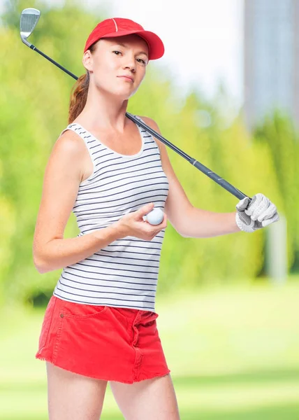 Λεπτός αθλήτρια παίχτης του γκολφ με ραβδί και μπάλα σε ένα φόντο o — Φωτογραφία Αρχείου