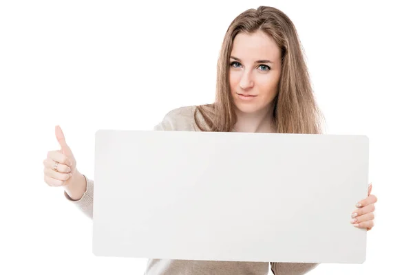 Mulher feliz com um cartaz em um fundo branco no estúdio — Fotografia de Stock