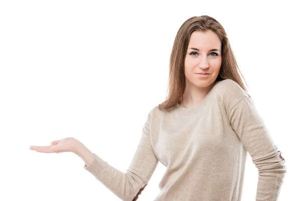 Hermosa chica sostiene una palma sobre un fondo blanco, espacio en el — Foto de Stock