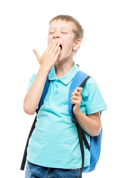 Gapende schooljongen covers zijn mond met zijn hand op een witte rug — Stockfoto