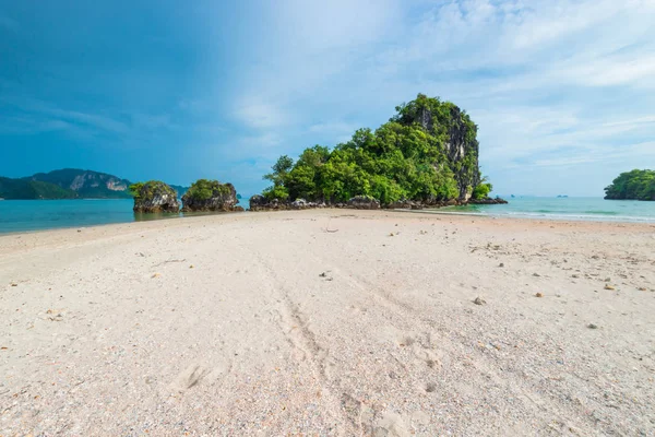 Cuspo arenoso, rocha e do Mar de Andamão, Tailândia — Fotografia de Stock