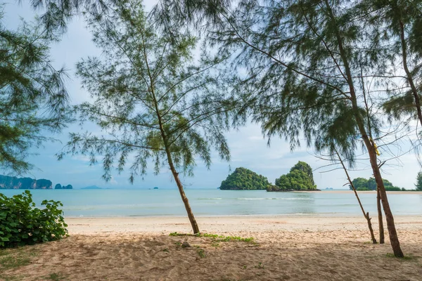 Näkymä Andamanmeren Thaimaa varjoista hiekkainen b — kuvapankkivalokuva